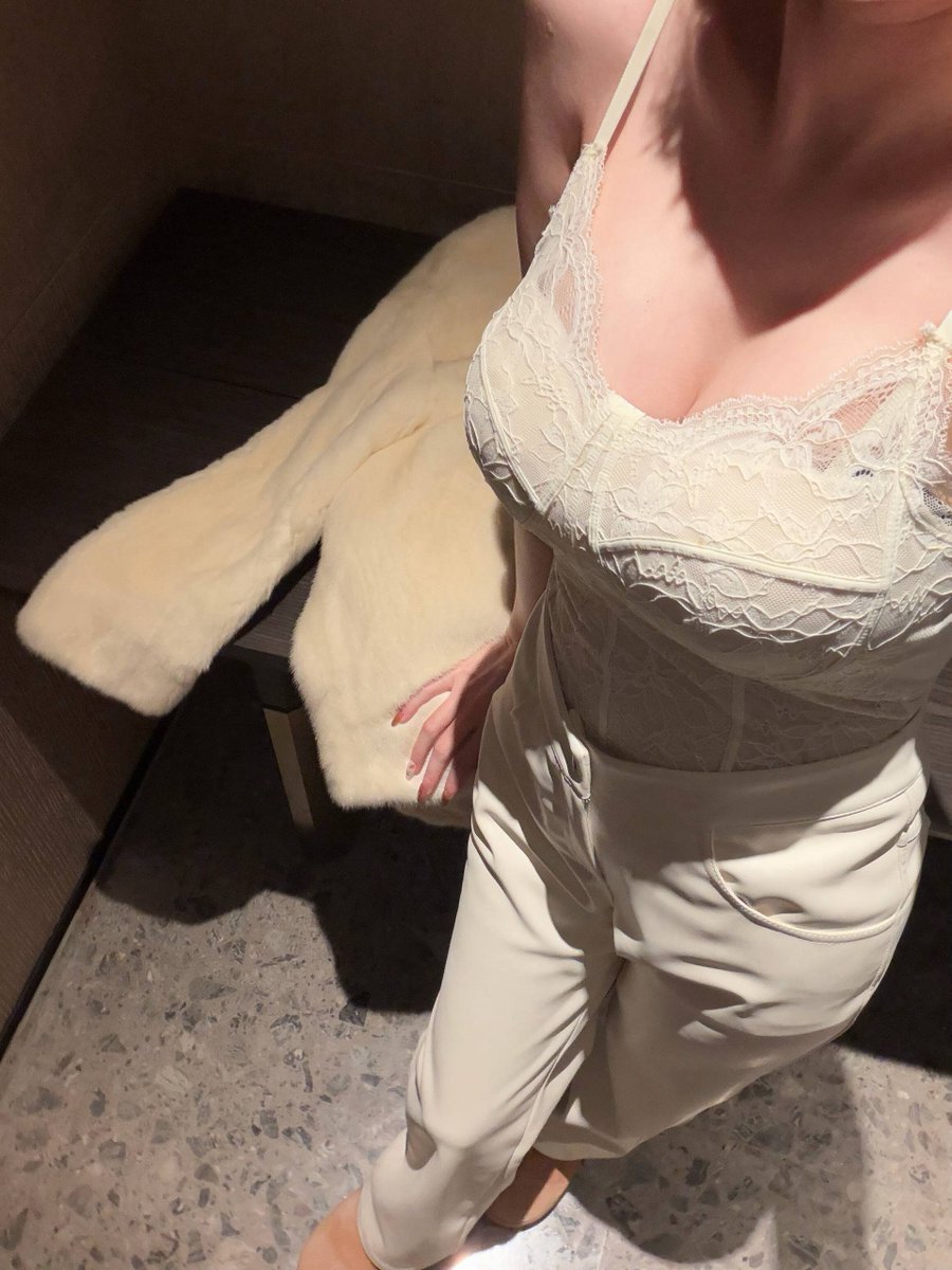 MemayeLe's tweet photo. 空有一身好看的皮囊无人欣赏，我其实挺好奇你们男人到底喜欢少女更多一些还是喜欢少妇更多一些？ https://t.co/77d2qBN45E
