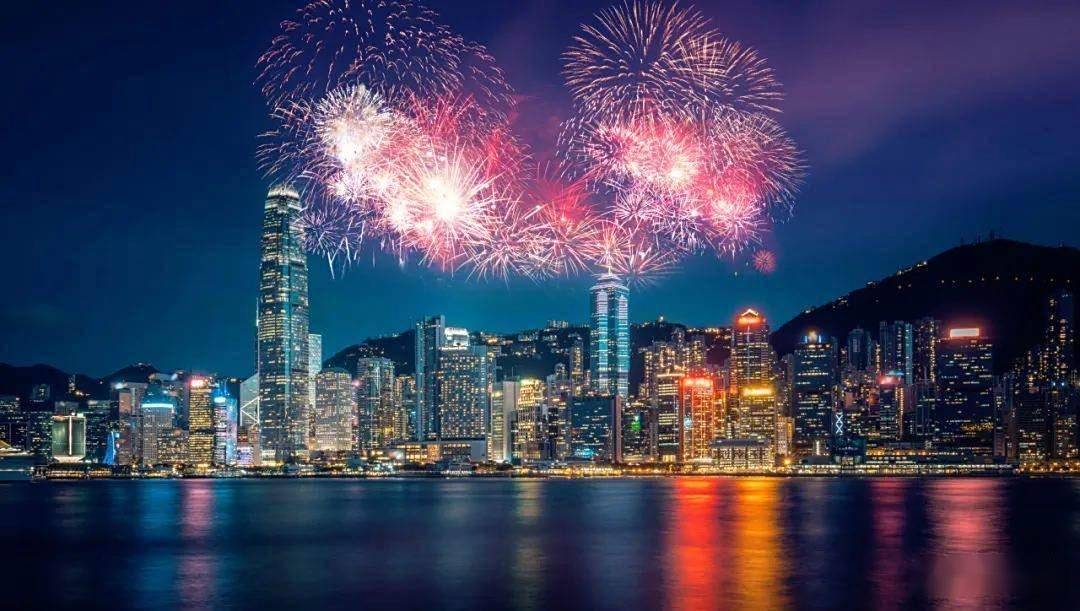 LinaHottenulab's tweet photo. [The lights are on, the New Year’s countdown is about to start—cheers to fresh beginnings ahead! ]， https://t.co/5CQewv9c9S