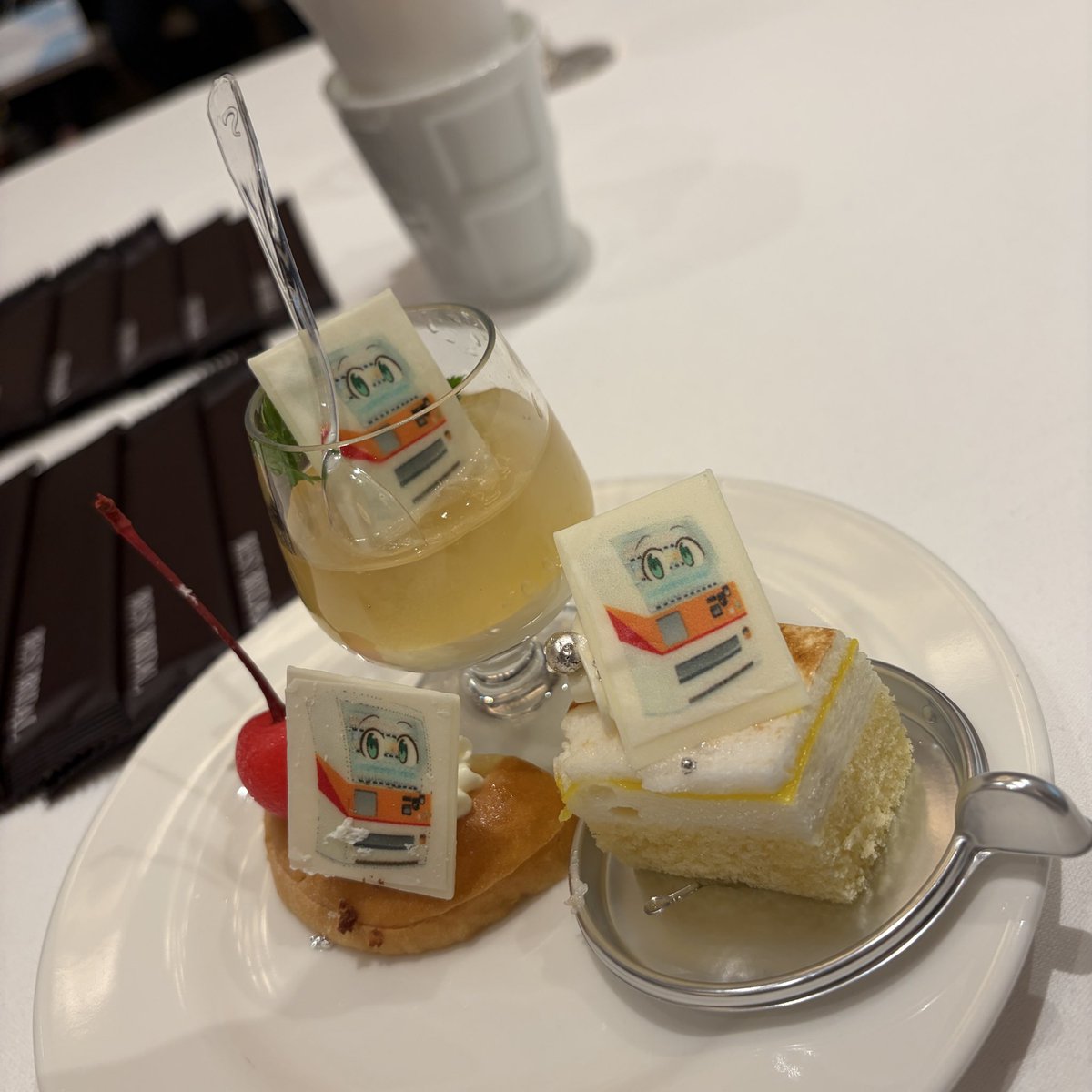 tokui_sorangley's tweet photo. 先日 #自動販売機に生まれ変わった俺は迷宮を彷徨う の打ち上げがありました😍️💖️
アニメは３期まであった✨️すごい！！国内はもちろん海外でも好評だったそうです😊️
ショート役で1期から参加でした！大食い団かわいかったな♡改めてアニメのご視聴＆応援ありがとうございました✨️
#俺自販機 https://t.co/c18CQnuQct