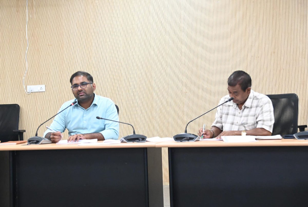 Collector_PDPL's tweet photo. **పెద్దపల్లి, 2026 సెప్టెంబర్ 29:**
----------------------------------------------
**సెప్టెంబర్ 30లోగా డిజిటల్ పంటల సర్వే పూర్తి చేయాలి : జిల్లా కలెక్టర్ కోయ శ్రీహర్ష**

**ప్రతి రైతు సాగు వివరాలను ఆన్‌లైన్‌లో నమోదు చేయాలి**

**డిజిటల్ పంటల సర్వే లేక ఏ ఒక్క రైతు కూడా సన్న రకం ధాన్యం బోనస్ కోల్పోకూడదు**

**రైతులతో సమన్వయంతో క్షేత్రస్థాయిలో సర్వేను పూర్తి చేయాలి**

**డిజిటల్ పంటల సర్వేపై అధికారులతో సమీక్షించిన జిల్లా కలెక్టర్**
----------------------------------------------
 
ప్రభుత్వ మార్గదర్శకాలకు అనుగుణంగా జిల్లాలో డిజిటల్ పంటల సర్వేను వేగవంతం చేసి, సెప్టెంబర్ 30లోగా పూర్తి చేయాలని *జిల్లా కలెక్టర్ కోయ శ్రీహర్ష* సంబంధిత అధికారులను ఆదేశించారు.

 మంగళవారం సమీకృత జిల్లా కలెక్టరేట్‌ సమావేశ మందిరంలో అన్ని మండలాల   డిజిటల్ పంటల సర్వేపై సంబంధిత అధికారులతో  మండల
 వ్యవసాయ విస్తరణ అధికారులు, మండల వ్యవసాయ అధికారులతో సమీక్షా *జిల్లా కలెక్టర్ కోయ శ్రీహర్ష*  సమీక్ష సమావేశం నిర్వహించారు. ఈ సందర్భంగా జిల్లాలో చేపడుతున్న డిజిటల్ పంటల సర్వే పురోగతి, రైతుల సాగు వివరాల ఆన్‌లైన్ నమోదు తదితర అంశాలపై అధికారులను అడిగి తెలుసుకున్నారు.

ఈ సందర్భంగా *జిల్లా కలెక్టర్ కోయ శ్రీహర్ష మాట్లాడుతూ,*   ప్రభుత్వ మార్గదర్శకాలకు అనుగుణంగా డిజిటల్ పంటల సర్వేను నిర్వహించాలని సూచించారు. ప్రతి రైతు సాగు చేస్తున్న పంట వివరాలను క్షేత్రస్థాయిలో పరిశీలించి, తప్పనిసరిగా ఆన్‌లైన్‌లో నమోదు చేయాలని ఆదేశించారు. సర్వే ప్రక్రియలో ఎలాంటి జాప్యం లేకుండా సెప్టెంబర్ 30లోగా పూర్తిచేసేలా అధికారులు ప్రత్యేక దృష్టి సారించాలని స్పష్టం చేశారు.

 సన్న రకం ధాన్యం సాగు చేస్తున్న రైతులకు ప్రభుత్వం అందించే బోనస్ పొందేందుకు డిజిటల్ పంటల సర్వే వివరాలు కీలకమని  తెలిపారు. డిజిటల్ పంటల సర్వే పూర్తికాకపోవడం వల్ల సన్న రకం ధాన్యం సాగు చేస్తున్న ఏ ఒక్క రైతు కూడా బోనస్ కోల్పోకుండా అధికారులు చర్యలు తీసుకోవాలని ఆదేశించారు. ప్రతి రైతుకు సంబంధించిన పంట వివరాలు సక్రమంగా నమోదు అయ్యేలా పర్యవేక్షించాలని సూచించారు.

క్షేత్రస్థాయిలో ఏఈఓలు, వ్యవసాయ అధికారులు రైతులతో సమన్వయం చేసుకుంటూ డిజిటల్ పంటల సర్వేను నిర్వహించాలని  ఆదేశించారు. రైతుల నుంచి అవసరమైన వివరాలను సేకరించి, సర్వేను నిర్ణీత గడువులోగా పూర్తి చేసేలా సమన్వయంతో పనిచేయాలని సూచించారు.

మండలాల వారీగా సర్వే పురోగతిని నిరంతరం పర్యవేక్షించాలని, ఎక్కడైనా జాప్యం ఉంటే వెంటనే గుర్తించి సకాలంలో పూర్తి చేయాలని  ఆదేశించారు. గ్రామాల్లో ఎంపిక చేయబడిన వాలంటీర్లను పర్యవేక్షిస్తూ,ప్రభుత్వ నిర్దేశిత గడువులోగా డిజిటల్ పంటల సర్వేను పూర్తిచేసి, రైతులకు ఎలాంటి ఇబ్బందులు కలగకుండా చూడాలని స్పష్టం చేశారు.

ఈ సమావేశంలో జిల్లా వ్యవసాయ అధికారి శ్రీనివాస్, మండల వ్యవసాయ అధికారులు,వ్యవసాయ విస్తరణ అధికారులు, సంబంధిత అధికారులు, తదితరులు పాల్గొన్నారు.