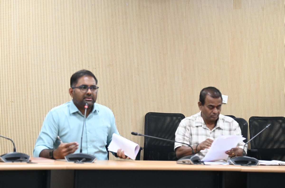 Collector_PDPL's tweet photo. **పెద్దపల్లి, 2026 సెప్టెంబర్ 29:**
----------------------------------------------
**సెప్టెంబర్ 30లోగా డిజిటల్ పంటల సర్వే పూర్తి చేయాలి : జిల్లా కలెక్టర్ కోయ శ్రీహర్ష**

**ప్రతి రైతు సాగు వివరాలను ఆన్‌లైన్‌లో నమోదు చేయాలి**

**డిజిటల్ పంటల సర్వే లేక ఏ ఒక్క రైతు కూడా సన్న రకం ధాన్యం బోనస్ కోల్పోకూడదు**

**రైతులతో సమన్వయంతో క్షేత్రస్థాయిలో సర్వేను పూర్తి చేయాలి**

**డిజిటల్ పంటల సర్వేపై అధికారులతో సమీక్షించిన జిల్లా కలెక్టర్**
----------------------------------------------
 
ప్రభుత్వ మార్గదర్శకాలకు అనుగుణంగా జిల్లాలో డిజిటల్ పంటల సర్వేను వేగవంతం చేసి, సెప్టెంబర్ 30లోగా పూర్తి చేయాలని *జిల్లా కలెక్టర్ కోయ శ్రీహర్ష* సంబంధిత అధికారులను ఆదేశించారు.

 మంగళవారం సమీకృత జిల్లా కలెక్టరేట్‌ సమావేశ మందిరంలో అన్ని మండలాల   డిజిటల్ పంటల సర్వేపై సంబంధిత అధికారులతో  మండల
 వ్యవసాయ విస్తరణ అధికారులు, మండల వ్యవసాయ అధికారులతో సమీక్షా *జిల్లా కలెక్టర్ కోయ శ్రీహర్ష*  సమీక్ష సమావేశం నిర్వహించారు. ఈ సందర్భంగా జిల్లాలో చేపడుతున్న డిజిటల్ పంటల సర్వే పురోగతి, రైతుల సాగు వివరాల ఆన్‌లైన్ నమోదు తదితర అంశాలపై అధికారులను అడిగి తెలుసుకున్నారు.

ఈ సందర్భంగా *జిల్లా కలెక్టర్ కోయ శ్రీహర్ష మాట్లాడుతూ,*   ప్రభుత్వ మార్గదర్శకాలకు అనుగుణంగా డిజిటల్ పంటల సర్వేను నిర్వహించాలని సూచించారు. ప్రతి రైతు సాగు చేస్తున్న పంట వివరాలను క్షేత్రస్థాయిలో పరిశీలించి, తప్పనిసరిగా ఆన్‌లైన్‌లో నమోదు చేయాలని ఆదేశించారు. సర్వే ప్రక్రియలో ఎలాంటి జాప్యం లేకుండా సెప్టెంబర్ 30లోగా పూర్తిచేసేలా అధికారులు ప్రత్యేక దృష్టి సారించాలని స్పష్టం చేశారు.

 సన్న రకం ధాన్యం సాగు చేస్తున్న రైతులకు ప్రభుత్వం అందించే బోనస్ పొందేందుకు డిజిటల్ పంటల సర్వే వివరాలు కీలకమని  తెలిపారు. డిజిటల్ పంటల సర్వే పూర్తికాకపోవడం వల్ల సన్న రకం ధాన్యం సాగు చేస్తున్న ఏ ఒక్క రైతు కూడా బోనస్ కోల్పోకుండా అధికారులు చర్యలు తీసుకోవాలని ఆదేశించారు. ప్రతి రైతుకు సంబంధించిన పంట వివరాలు సక్రమంగా నమోదు అయ్యేలా పర్యవేక్షించాలని సూచించారు.

క్షేత్రస్థాయిలో ఏఈఓలు, వ్యవసాయ అధికారులు రైతులతో సమన్వయం చేసుకుంటూ డిజిటల్ పంటల సర్వేను నిర్వహించాలని  ఆదేశించారు. రైతుల నుంచి అవసరమైన వివరాలను సేకరించి, సర్వేను నిర్ణీత గడువులోగా పూర్తి చేసేలా సమన్వయంతో పనిచేయాలని సూచించారు.

మండలాల వారీగా సర్వే పురోగతిని నిరంతరం పర్యవేక్షించాలని, ఎక్కడైనా జాప్యం ఉంటే వెంటనే గుర్తించి సకాలంలో పూర్తి చేయాలని  ఆదేశించారు. గ్రామాల్లో ఎంపిక చేయబడిన వాలంటీర్లను పర్యవేక్షిస్తూ,ప్రభుత్వ నిర్దేశిత గడువులోగా డిజిటల్ పంటల సర్వేను పూర్తిచేసి, రైతులకు ఎలాంటి ఇబ్బందులు కలగకుండా చూడాలని స్పష్టం చేశారు.

ఈ సమావేశంలో జిల్లా వ్యవసాయ అధికారి శ్రీనివాస్, మండల వ్యవసాయ అధికారులు,వ్యవసాయ విస్తరణ అధికారులు, సంబంధిత అధికారులు, తదితరులు పాల్గొన్నారు.