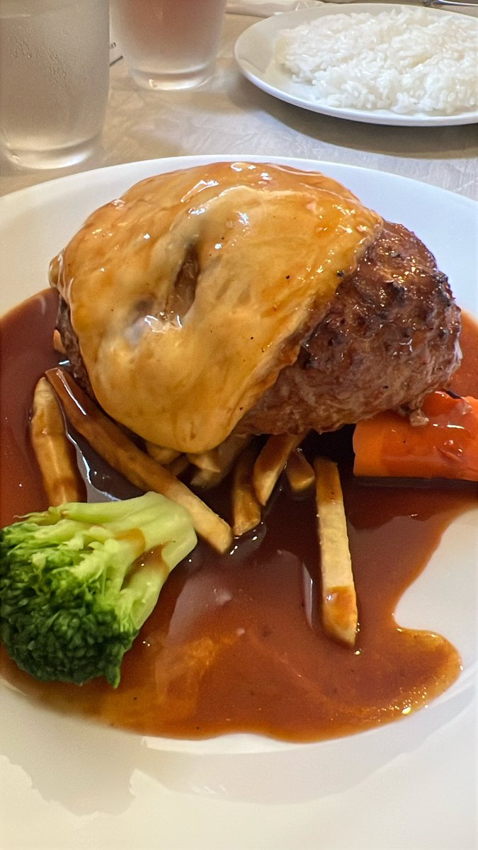 Toco_smith's tweet photo. 他県で遠くても、このハンバーグのために定期的にお店に行きたくなる。ハンバーグだけで350g。オレの拳二つ分です。チーズはとろっと、ナイフを入れれば肉汁じゅわっと。
そして今日はパンプキンスパイスラテの先行販売！これなしに秋を語れない逸品。 https://t.co/AQoQyLTOds