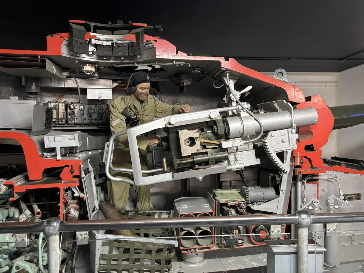 kuz_kaz's tweet photo. ボービントンではセンチュリオンをよく見かけた。
チャーチルなど撃たれ強い歩兵戦車と、クルセーダーなど機動性の高い巡航戦車が、大戦末期にセンチュリオンで一体化され、チーフテン、チャレンジャーと続く。この主力戦車が「C」の付く巡航戦車の系譜と言える。それにしてもこのカット教材は凄過ぎる https://t.co/uPstJEjBJz