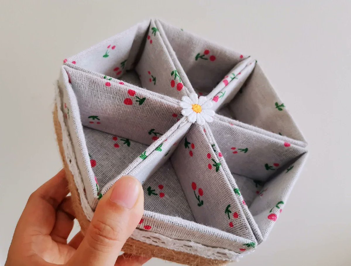 HerbNewnumnkb's tweet photo. Transformé tarjetas de plástico viejas en organizadores de joyas. No tirés lo que no usás! https://t.co/0a00dly2i9