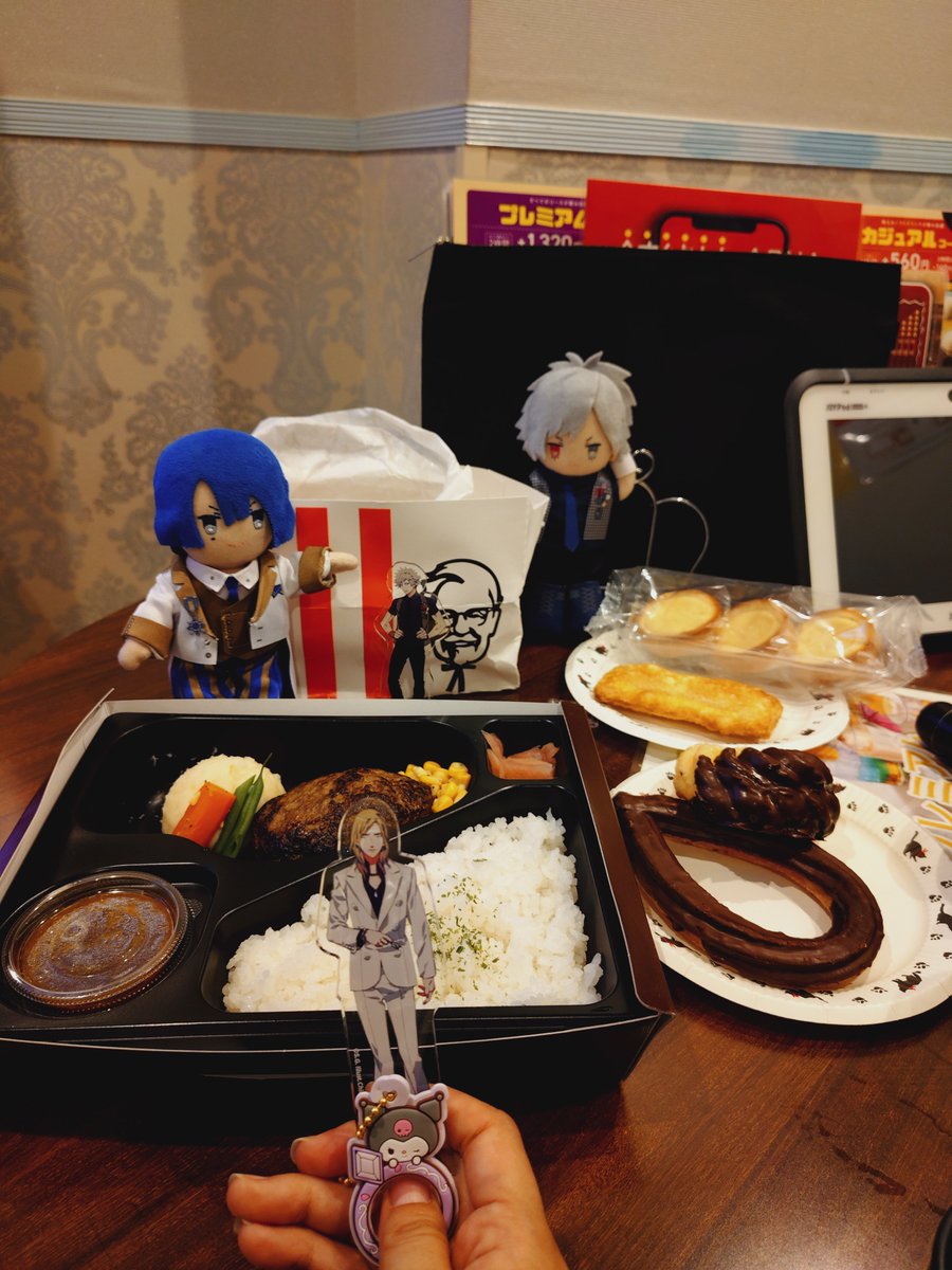 cket615's tweet photo. はっぴーばーすでー蘭丸！
蘭ちゃんの為に友の弁当を借りてお写真撮った。私からはカミュへの献上品とケンタ✨
カミュへの献上品は写真以外にもいっぱいあります👍
ちな今日は蘭カラーでお出かけだった。なかなか着る機会がなかった服なので着れてよかった。 https://t.co/NZdhrCuArG