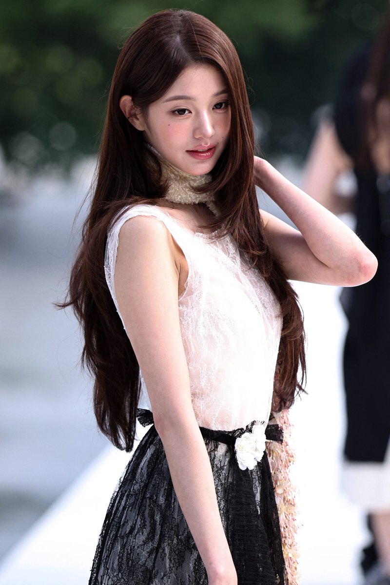 lessencestudios's tweet photo. Jang Wonyoung arrives at the Dior Spring/Summer 2027 show at Paris Fashion Week.

#DiorSummer27 #JangWonyoung https://t.co/Rf5MSIZ9YX