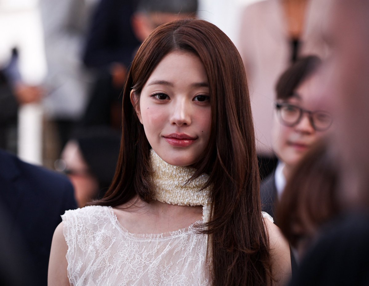 lessencestudios's tweet photo. Jang Wonyoung arrives at the Dior Spring/Summer 2027 show at Paris Fashion Week.

#DiorSummer27 #JangWonyoung https://t.co/Rf5MSIZ9YX