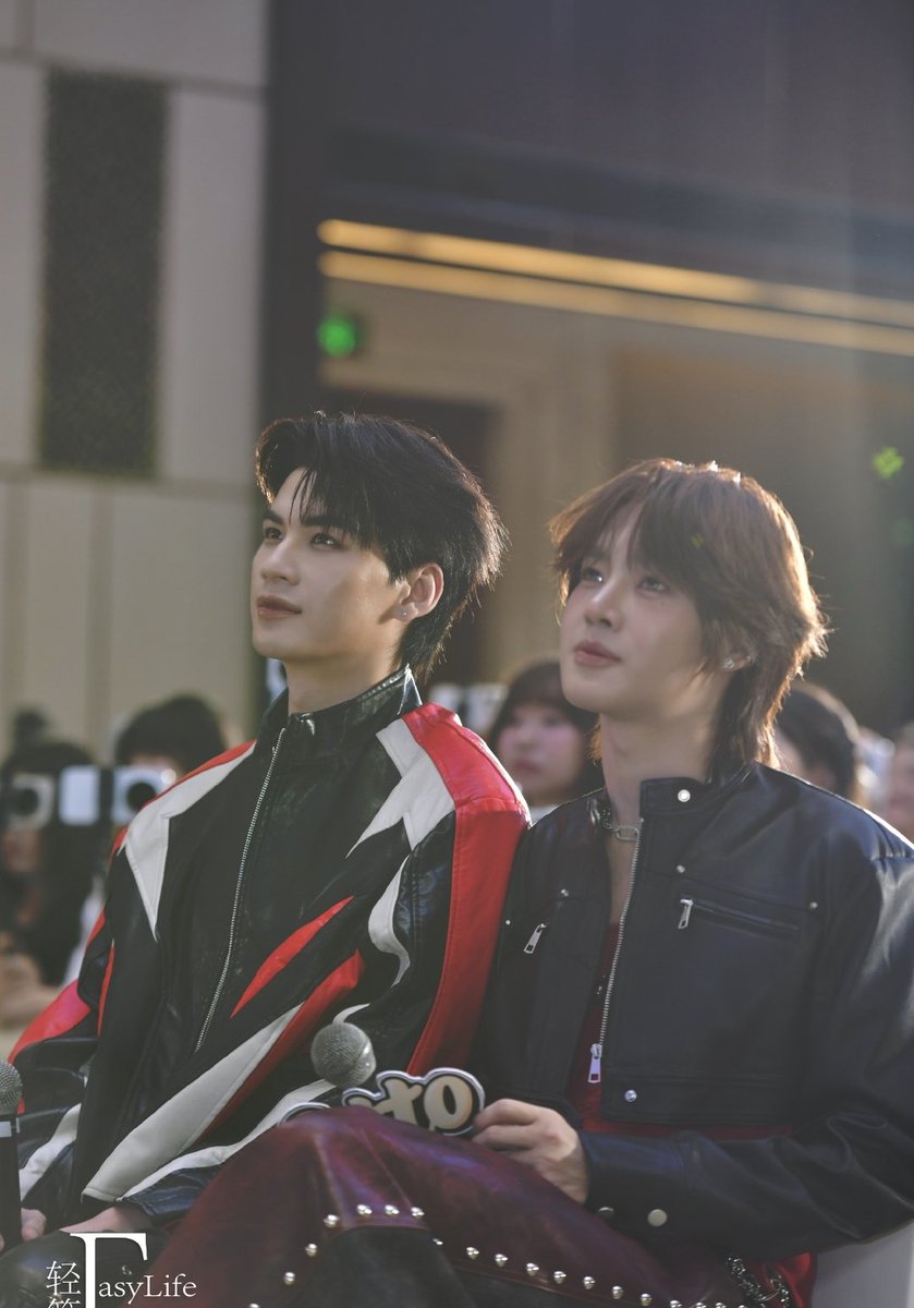 manatcanok1's tweet photo. ดูสายตาเหนือโต้ ตอนดูโปรเจ็คสิ 🥹 ภูมิใจมากเลย🫶 https://t.co/ItSGpv91ZS