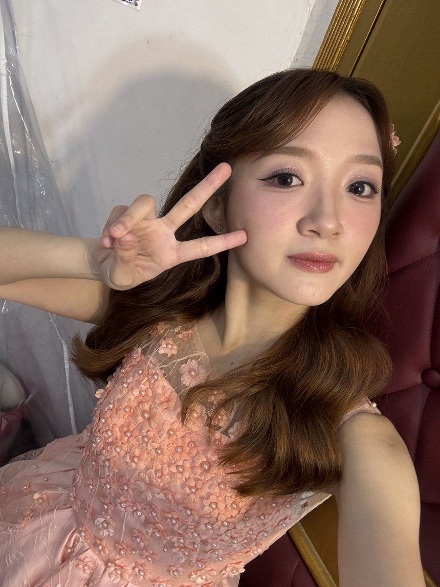 AU_LiaJKT48's tweet photo. karena oktober udah bentar lagiiii, mau ngespill outfit buat MNG 💝 aku jadinya pakai SKIN KONDANGAN warna peach yaaa!!!! nih contohnya seperti ini yah warna peach yg dimaksud bro sis ibu ibu bapak bapak semuanya biar ga bingung 🥰😽 https://t.co/LhjpqaNha1