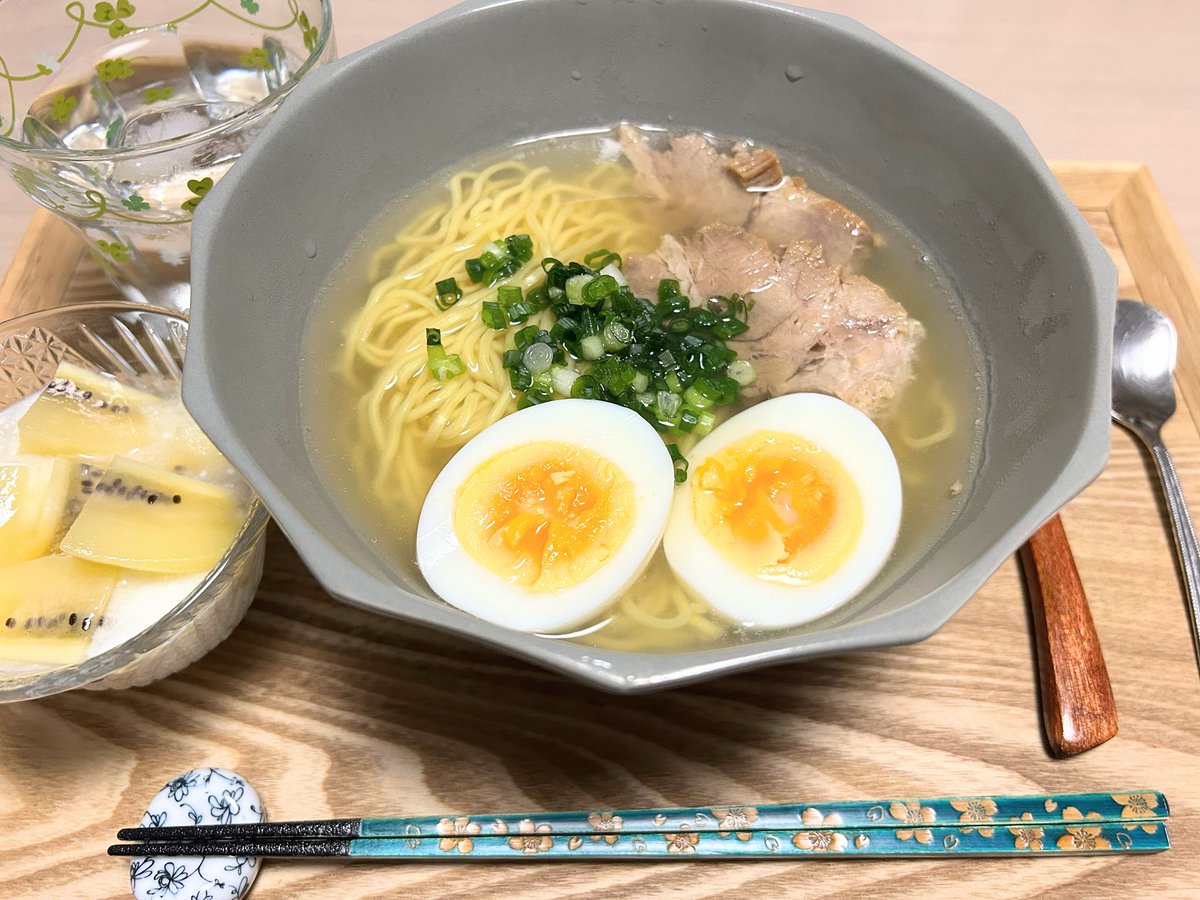 nyoehoara's tweet photo. 🍜いつもいいねありがとうございます🍜
(￣ω￣;)
近隣の地域でロードバイクタイプの自転車窃盗が多発してるらしい…
お持ちの方、お気をつけて…

＊今日の夕食
🍀高知県産柚子だし塩ラーメン
🍀ヨーグルト
#おうちごはん #夜ごはん #料理記録 #ねこ好き #料理好きな人とつながりたい https://t.co/QwrzE4sQNe