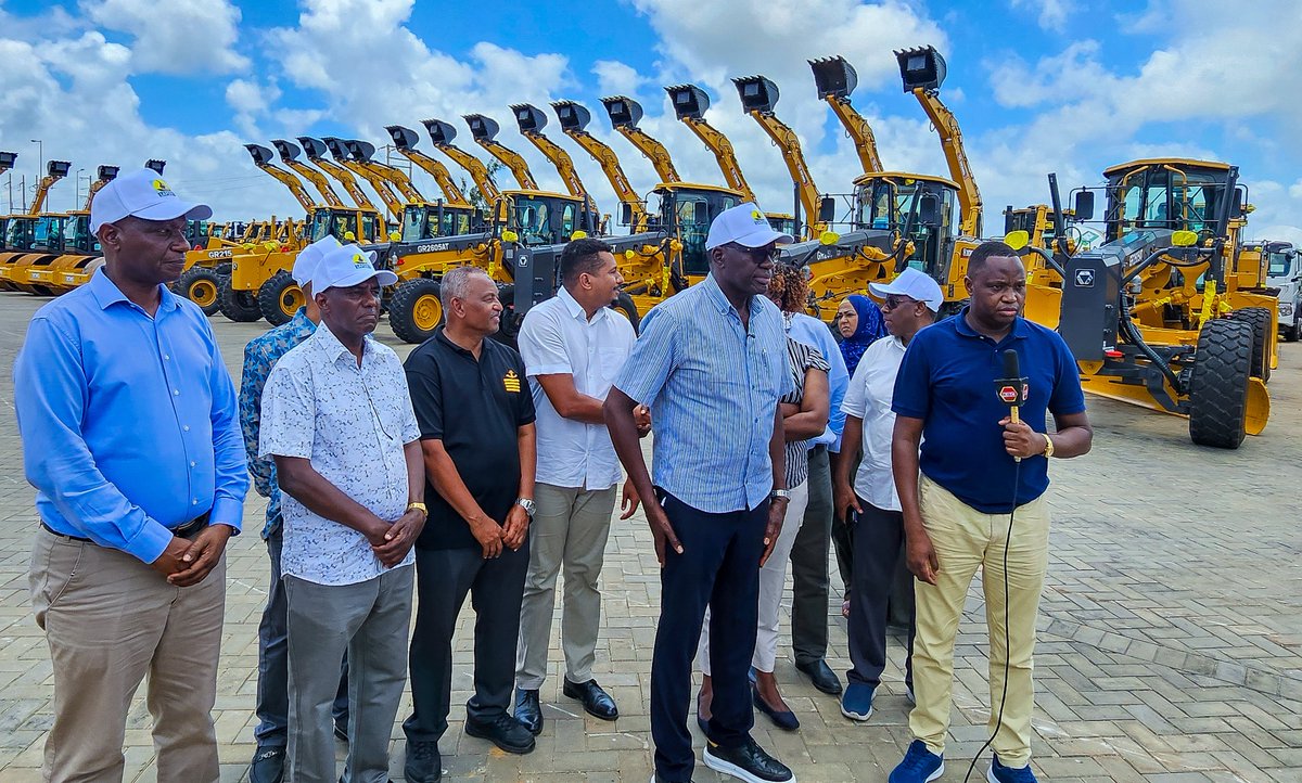 harsama_kello's tweet photo. Site visit and inspection of the planned East Africa Oil Refinery in Lamu ahead of tomorrow’s groundbreaking ceremony, to be presided over by President William Ruto and Aliko Dangote, Group President and Chief Executive of Dangote Group.

The site is ready for the groundbreaking of the Sh2.2 trillion project, which will strengthen Kenya and the region’s petroleum sector, support industrial development, create jobs and unlock opportunities across the wider petroleum value chain.
@SDP_KE