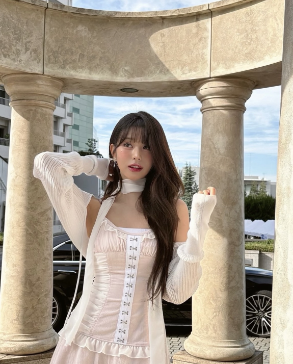 _wonyoungswife's tweet photo. dior knew she wonyoung had a neckscarf addiction https://t.co/r3D6RCdUq9