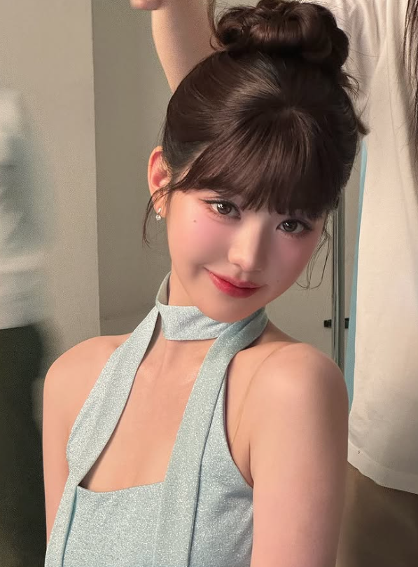 _wonyoungswife's tweet photo. dior knew she wonyoung had a neckscarf addiction https://t.co/r3D6RCdUq9