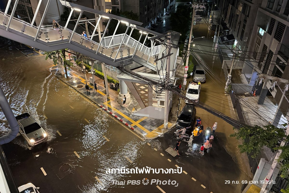 ThaiPBS's tweet photo. ลาดพร้าว-บางกะปิ น้ำยังท่วมอยู่ 🌊

อัปเดตสถานการณ์น้ำท่วมกรุงเทพฯ ล่าสุดวันนี้ (29 ก.ย. 69) เวลา 19.35 น. ถนนลาดพร้าว ช่วงสถานีรถไฟฟ้าบางกะปิ มุ่งหน้าแยกนิด้า ยังมีน้ำท่วมขังความสูงระดับทางเท้า ส่งผลกระทบต่อการสัญจร โดยมีรถยนต์และจักรยานยนต์จอดบนสะพานและข้างทางเนื่องจากไม่สามารถขับฝ่าไปได้

📸 Photo By : ชวิศ หินเงิน #ThaiPBS #ThaiPBSPhoto 

🌧️ เช็ก #ข่าวน้ำท่วม ล่าสุด และติดตามสถานการณ์อย่างใกล้ชิดได้ทาง
🌐 https://t.co/34q8yhuXCj

📍 แจ้งพิกัดน้ำท่วม หรือขอความช่วยเหลือ กับ "ศูนย์สื่อสารภัยพิบัติไทยพีบีเอส" รับแจ้งสถานการณ์ทั้งในกรุงเทพฯ และต่างจังหวัด

☎️ โทร. 02-790-2111 หรือ 02-790-2630–2
💬 LINE @RongTookThaiPBS

#บางกะปิ #ลาดพร้าว #น้ำท่วม #น้ำท่วมกรุงเทพ