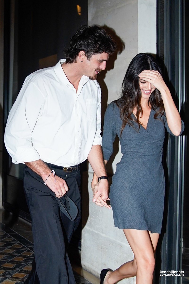 kendallsfeed's tweet photo. imagine two individuals being so beautiful and matching so perfectly that paparazzi pics come out looking like a photo shoot https://t.co/H6Fp59HgTA
