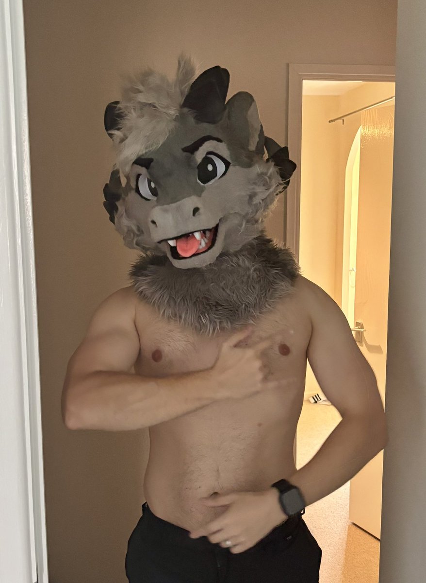 prezypaws's tweet photo. MY FIRST FURSUIT HAS FINALLY ARRIVED!!! #furry #fursuit https://t.co/n8sFwL86r9