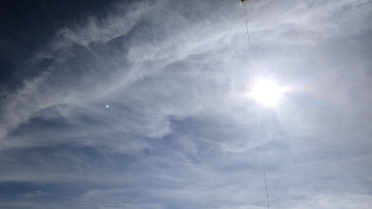 rynex20's tweet photo. Les avions ont déversés leur merde toute la matinée et comme  par hasard au soleil ca crame
Ils cherchent les famines
Ils cherchent a imposer des restrictions sur l eau
Ils cherchent la guerre https://t.co/jSBXCV4dkK