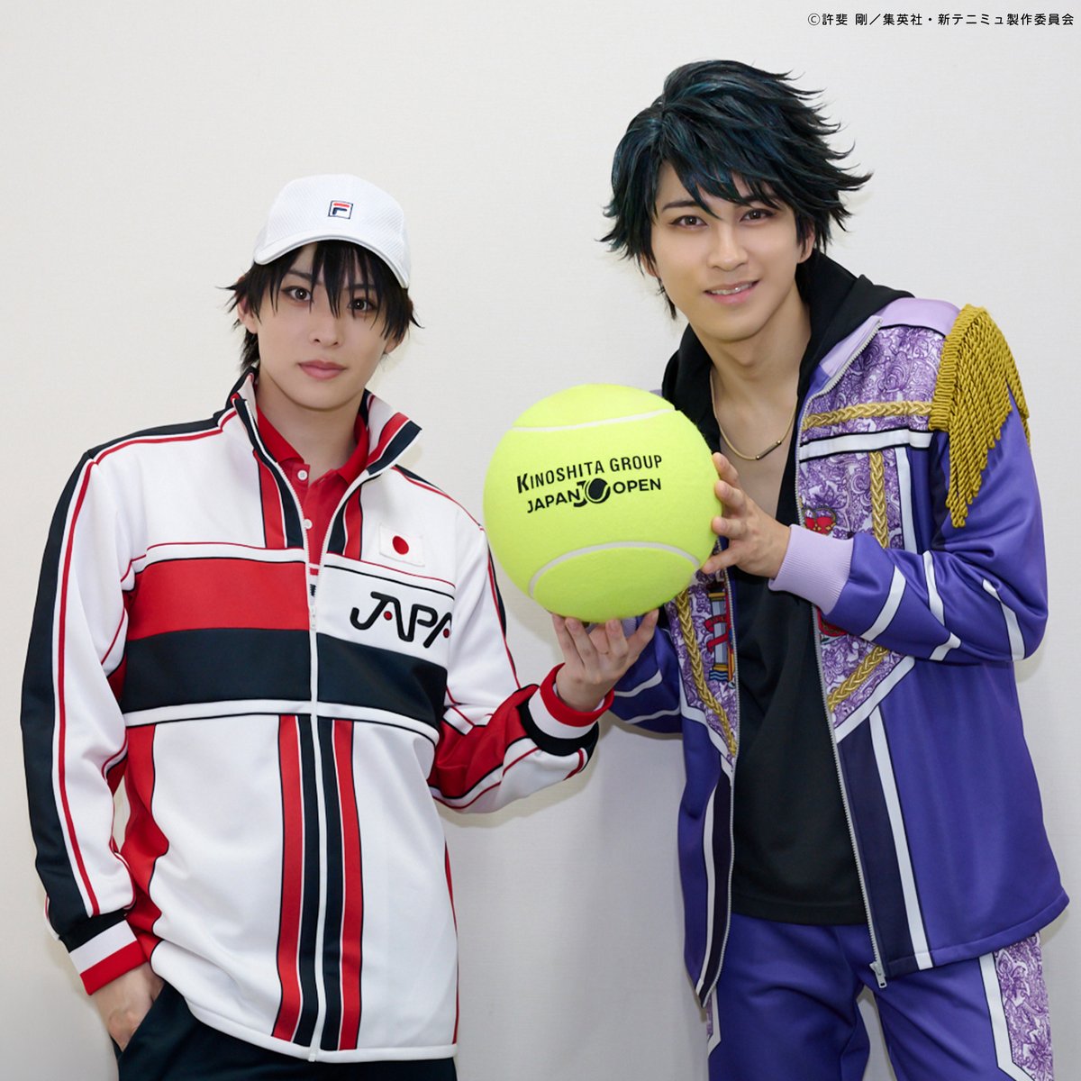 TennimuNews's tweet photo. 《#新テニミュ × ジャパンオープンテニス 2026》

🎾たくさんの温かいご声援、
　ありがとうございました🎾

本日、テニスの聖地・有明コロシアムにて
ミュージカル『#新テニスの王子様』と
【木下JAPANグループオープンテニスチャンピオンシップス2026】との奇跡のコラボが実現💥‼️

公開練習前セレモニーにて選手呼び込みやトークショー、フォトセッションに参加させていただきました✨

コラボイベントの模様は、後日投稿予定✅
本日は誠にありがとうございました！