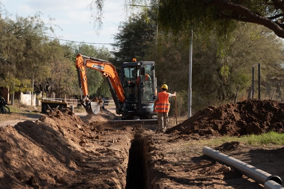 gobdecordoba's tweet photo. Continuamos con la segunda etapa de la obra de mejora del sistema de provisión de agua potable de #Quilino y #VillaQuilino, en el depto. #Ischilín.🚧

📌La intervención va a mejorar la infraestructura existente y garantizar un servicio más eficiente. Además, ampliará la cobertura para 11.500 habitantes de ambas localidades, con una proyección a 20 años.

Esta obra se enmarca dentro del Plan de Igualdad Territorial, cuenta con un avance del 25%.👷‍♂️

#HacerParaCrecer