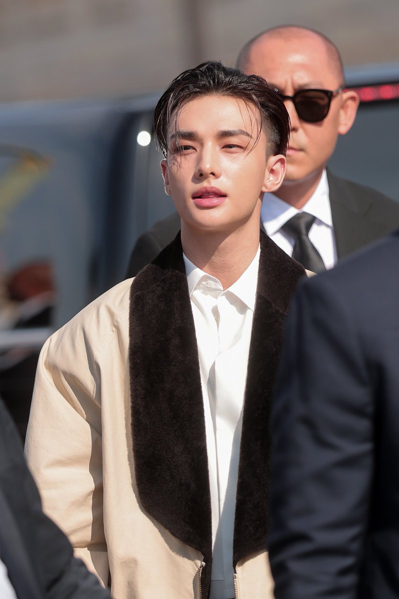 lessencestudios's tweet photo. Hyunjin arrives at the Dior Spring/Summer 2027 show at Paris Fashion Week.

#DiorSummer27 #Hyunjin https://t.co/CFC7B3BTHF