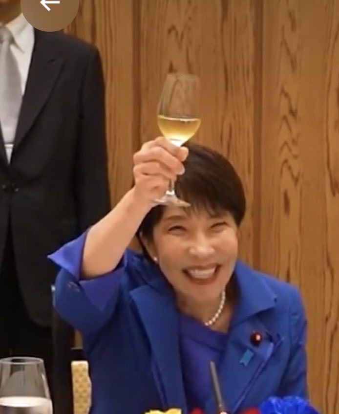 chack358's tweet photo. 正しいシャンパンの乾杯の仕方は
グラスのステムの部分を持ち
胸から首あたりの高さまでもちあげます

これは居酒屋又はキャバクラバージョンです↓ https://t.co/bisd7NSbnE