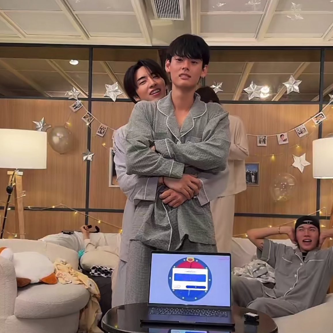 ppalengg's tweet photo. : กอดจากด้านหลังแล้วบอกเพื่อนว่า ‘ รักนะ ’ ( 💭 )
🦥 : รักนะ 😬

( แล้วด้านหลังคือ 52552525255253 เจ็บคอมั้ยกิต ) 

#4YearsWithPERSES
#JUNG_PERSES #NAY_PERSES 
#PERSES_TH https://t.co/OHccujF7sB