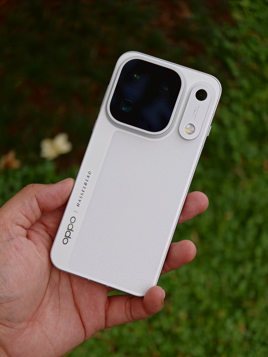 sondesix's tweet photo. OPPO Find X10 Pro Max looks absolutely gorgeous.

Aside from the fact that it is the world's first phone with triple 200MP camera system, it is just so well-designed.

My weakness is a dual-tone coloured phone, and this Luna White variant is just clean and beautiful to me. https://t.co/BMkcafcadh