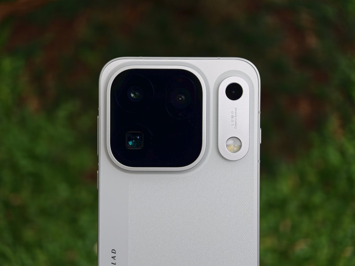 sondesix's tweet photo. OPPO Find X10 Pro Max looks absolutely gorgeous.

Aside from the fact that it is the world's first phone with triple 200MP camera system, it is just so well-designed.

My weakness is a dual-tone coloured phone, and this Luna White variant is just clean and beautiful to me. https://t.co/BMkcafcadh