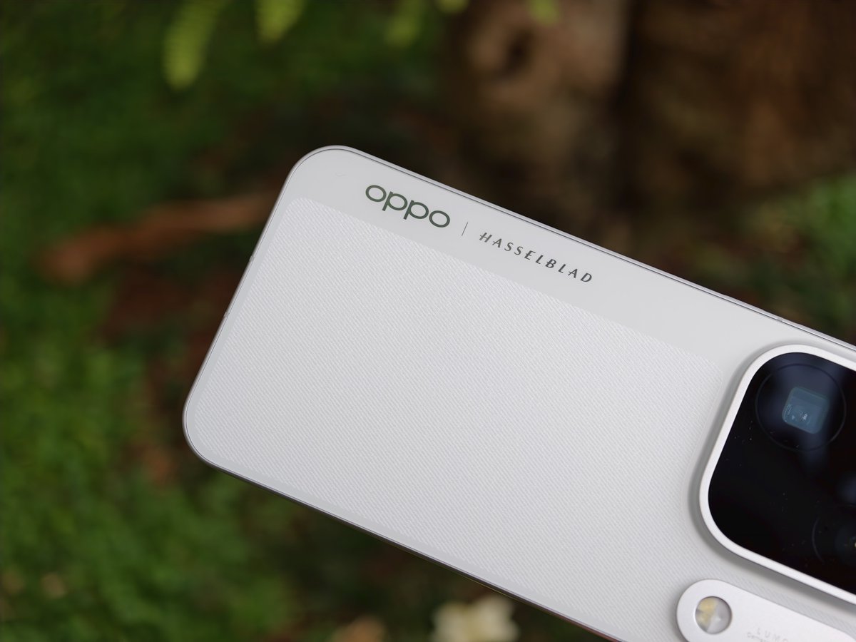 sondesix's tweet photo. OPPO Find X10 Pro Max looks absolutely gorgeous.

Aside from the fact that it is the world's first phone with triple 200MP camera system, it is just so well-designed.

My weakness is a dual-tone coloured phone, and this Luna White variant is just clean and beautiful to me. https://t.co/BMkcafcadh