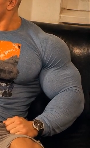 robert062357582's tweet photo. bulging packed long sleeve tight tee https://t.co/YlmHbhJtSh