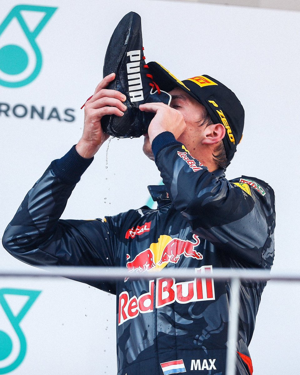 VerstappenCOM's tweet photo. Shoeyyyyy 👟🍾 You know it had to happen when sharing a podium with Daniel 🤷‍♂️

🔙 Malaysian GP, 2016 https://t.co/dxAqcQC10N