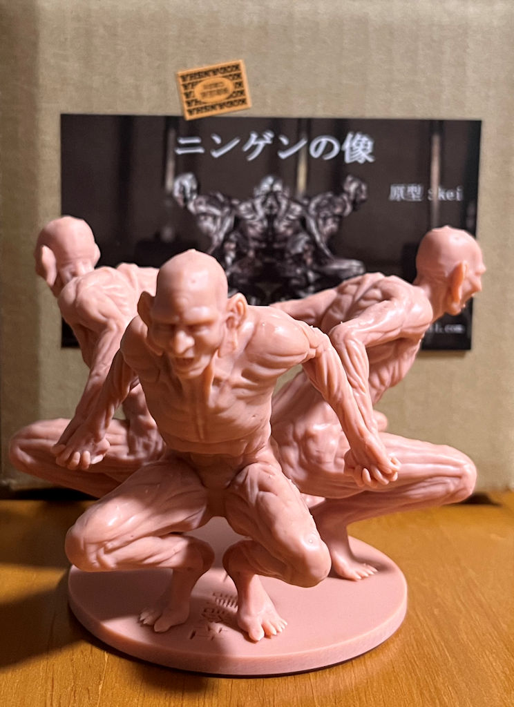 DeltaendShock's tweet photo. keiさん原型のニンゲンの像のサポートを取った状態からグレーと白のサーフェスどっちかなーとか考えてたら、最終的な色をどうしようか悩んでますｗ
原作準拠なら青系の灰色の石みたいな感じかな？
アニメの方は茶色なんですよね・・・
まあ、まずは雨が上がるの待ってますが(;^_^A
#サザンアイズ https://t.co/LJprjHirvy