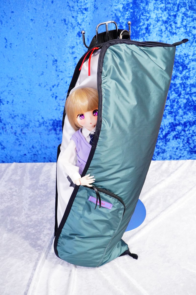 yuriqlo_doll's tweet photo. 現在通販中のスリングドールおくるみシングル
新しくなって使いやすくなりました。
外ポケットになり、ドールを出す前に折り畳みスタンドなどの準備ができます。
肩にスリングを掛けたままドールの出し入れができるようになりました。
お出かけ先などで素早く記念撮影やスナップ撮影ができます。
在庫はMDDなどが入るショートサイズでカラーはピンク色のみとなります。
秋の行楽シーズンに向けていかがでしょうか？
https://t.co/ZIjquaWaNH