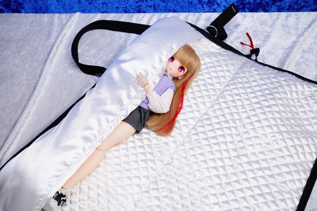 yuriqlo_doll's tweet photo. 現在通販中のスリングドールおくるみシングル
新しくなって使いやすくなりました。
外ポケットになり、ドールを出す前に折り畳みスタンドなどの準備ができます。
肩にスリングを掛けたままドールの出し入れができるようになりました。
お出かけ先などで素早く記念撮影やスナップ撮影ができます。
在庫はMDDなどが入るショートサイズでカラーはピンク色のみとなります。
秋の行楽シーズンに向けていかがでしょうか？
https://t.co/ZIjquaWaNH