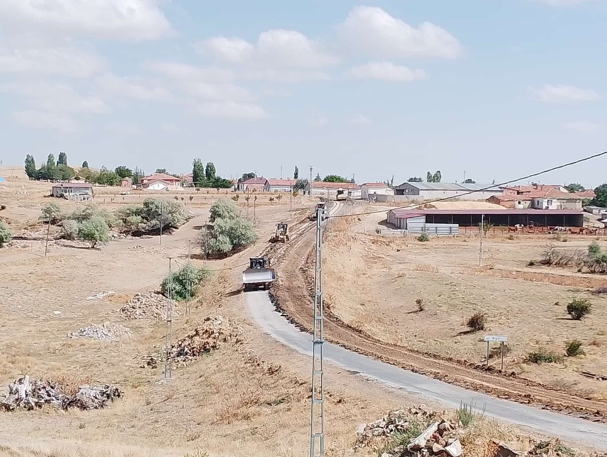 YozgatValiligi's tweet photo. 📍 Sorgun – Dişli – Ağcın

İl Özel İdaresi ekiplerimiz tarafından, Sorgun ilçemize bağlı Dişli ve Ağcın köyleri arasında gerçekleştirilecek BSK (Bitümlü Sıcak Karışım) asfalt çalışması öncesinde zemin ve altyapı çalışmaları devam ediyor.

Çalışmaların tamamlanmasıyla, bölgedeki ulaşımın daha güvenli ve konforlu hale gelmesi amaçlanıyor.

Bölgemize ve hemşehrilerimize hayırlı olmasını diliyor, çalışmalarını sürdüren ekiplerimize kolaylıklar diliyoruz.