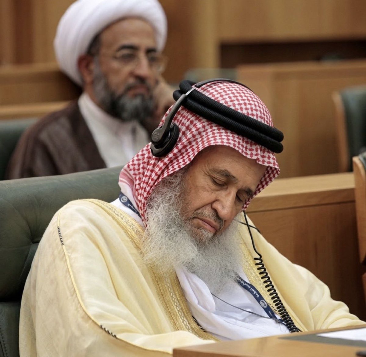sahq070's tweet photo. بعد ماقطع الكيكه واحتفل في طهران 
نعس ونام  الفوزان  مفتي الدواعش 😅 https://t.co/AhDPLSYvLF