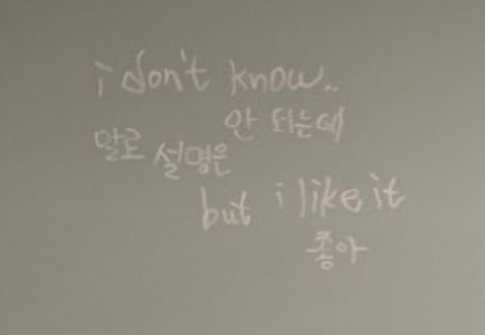 tanijuni94's tweet photo. 정말 이쁘네 모자가..
저게 전시굿즈라구? 헉.....
저거 한국에도 팔아만 주면 안 되니??

#ARIASBTS https://t.co/eapRz17114