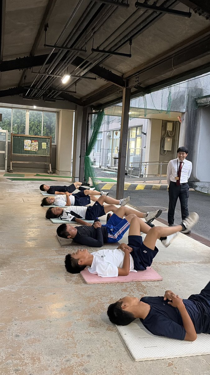 ktkwdbaseball's tweet photo. 練習⚾️
・階段トレーニング
・素振り
・腹背筋体幹
素振りでは、お互いがどんな形で振っているのかを見ながら、フォームを確認していまし��！腹背筋体幹では、きれいな形でできているか、しっかり動かせているかなどをお互いに見て、確かめながら取り組みました！
 #北桑田 #高校野球 https://t.co/RlZy3rSW69