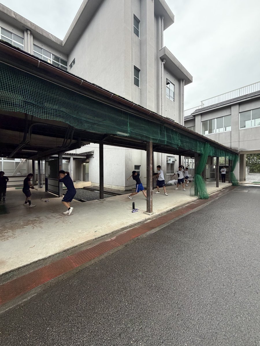 ktkwdbaseball's tweet photo. 練習⚾️
・階段トレーニング
・素振り
・腹背筋体幹
素振りでは、お互いがどんな形で振っているのかを見ながら、フォームを確認していまし��！腹背筋体幹では、きれいな形でできているか、しっかり動かせているかなどをお互いに見て、確かめながら取り組みました！
 #北桑田 #高校野球 https://t.co/RlZy3rSW69