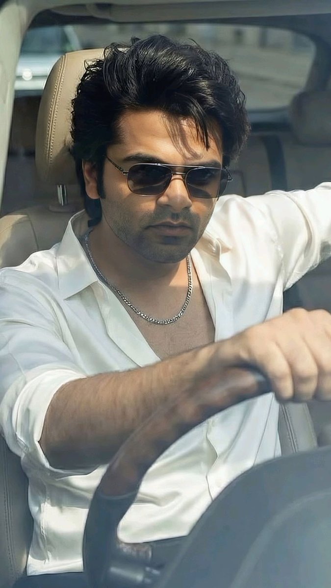 queenrajeeee's tweet photo. கே.வி. ஆனந்த் இயக்கத்தில் வந்த கோ (2011) படத்தில் முதலில் சிம்புதான் ஹீரோவாக ஒப்பந்தம் ஆனார். 

சில காட்சிகள் படமாக்கப்பட்டன. அஜ்மல் உடலைப் பார்த்து அழும் காட்சி உட்பட சில ஸ்டில்ஸ் பின்னர் வெளியாகின. 

குழு சீனாவுக்கு பெரிய ஷூட்டிங்கிற்கு போகும் நிலையில் சிம்பு வெளியேறினார். 

அதற்குப் பிறகு ஜீவா நடித்து படம் பெரிய வெற்றி பெற்றது.​

ஏன் விலகினார்?

இரண்டு காரணங்கள் சொல்லப்படுகின்றன:

சிம்பு சொன்ன காரணம்: கதைக்கு லுக்கை முழுமையாக மாற்ற வேண்டும். அதற்கு நீண்ட நேரம் காத்திருக்க வேண்டும். தேதி கொடுக்க முடியாது என்று சொல்லி விலகினார்.

பரவலாக சொல்லப்படும் உண்மையான காரணம்: கதாநாயகி தேர்வில் கருத்து வேறுபாடு. இயக்குனர் கார்த்திகா நாய்ரை (ராதாவின் மகள்) தேர்வு செய்திருந்தார். சிம்பு அப்போது ஹிட் நடிகையாக இருந்த தமன்னாவை வைக்கச் சொன்னார். இயக்குனரின் தேர்வில் தலையிட்டதால் மனக்கசப்பு ஏற்பட்டு விலகினார் என்று பல ரிப்போர்ட்கள் சொல்கின்றன.​ (அந்த கோபத்தில் தான் "தாக்க தாக்கவே துடிக்குதே நெஞ்சம்" என்ற பாடலில் வல்லவன் சிம்பு போல ஒருவரைக் காமெடியாகக் கட்டியதாகவும் சொல்வார்கள்)

மறைமுகமாக சொல்லப்படும் காரணம் : TR க்கும் நடிகை ராதாவுக்கும் ஏற்கனவே பழைய பஞ்சாயத்து இருந்ததாகவும் அதனால் தான் சிம்புவை TR விலகச் சொன்னார் என்றும் சொல்லப்படுகிறது

One of a costliest miss ever to STR