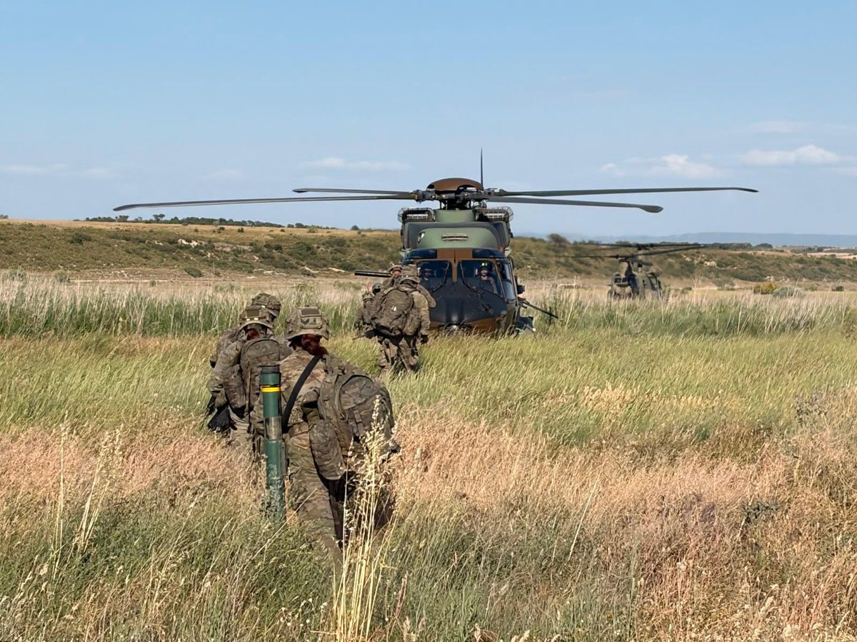 EjercitoTierra's tweet photo. 🌙 #BuenasNoches. Los campos de maniobras del #EjércitodeTierra permiten a nuestras unidades adiestrarse en escenarios exigentes y en condiciones controladas.
Sobre el terreno, nuestros militares fortalecen su resistencia, practican sus procedimientos y se preparan para afrontar las exigencias del combate.
¡ La eficacia se construye con una preparación continua, exigente y planificada!. @MADOC_ET  #SomosTuEjército 🇪🇸