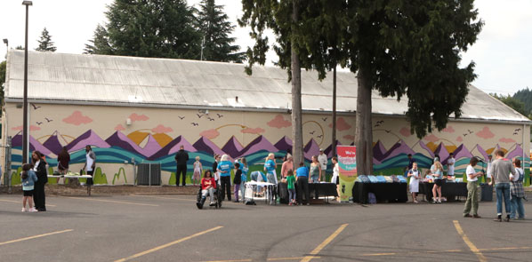 parkrose's tweet photo. Students help shape new mural at Parkrose School District headquarters
https://t.co/dztsyPtw8d
Story and photos by David F. Ashton https://t.co/psTp4ZLfjc