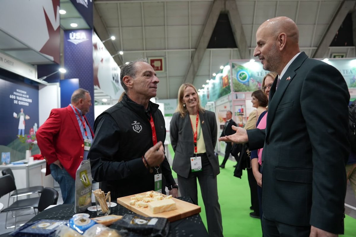 USAmbCL's tweet photo. Más de 35 empresas estadounidenses están presentes este año en el Pabellón USA de Espacio Food & Service 2026, mostrando la calidad, innovación y diversidad de los alimentos de EE.UU. 
Hoy tuve el gusto de inaugurar este espacio, donde destacan los quesos 🇺🇸, reconocidos por sus altos estándares de inocuidad, sus procesos innovacores y su versatilidad.  ¡Los esperamos desde hoy al 1 de octubre en Espacio Riesco! 🇺🇸🇨🇱 #EspacioFoodService2026 #SaborUSAChile
