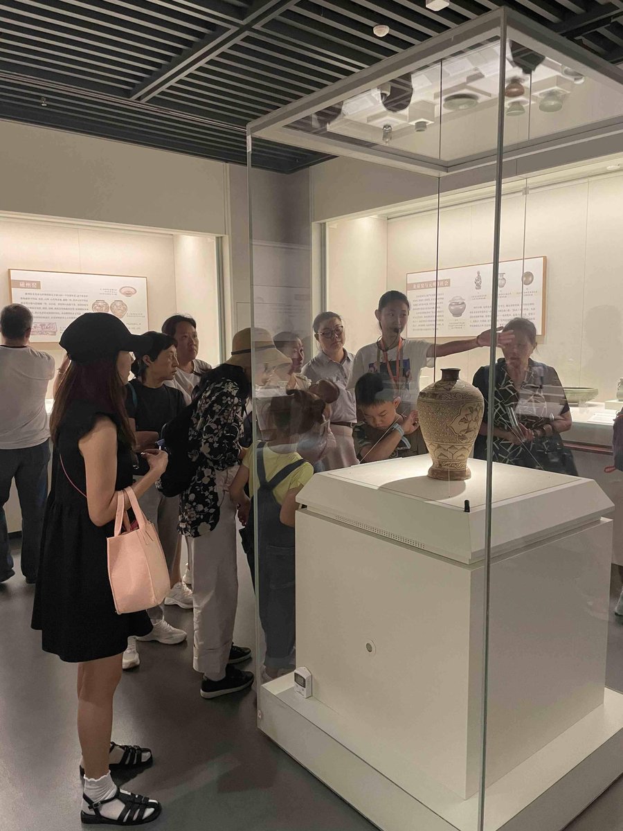 Garber3xaj's tweet photo. Explora la magia del arte contemporáneo en nuestra exhibición de esta semana: pinta, observa y crea junto a artistas locales. Te esperamos! https://t.co/ABg4HqRlQK