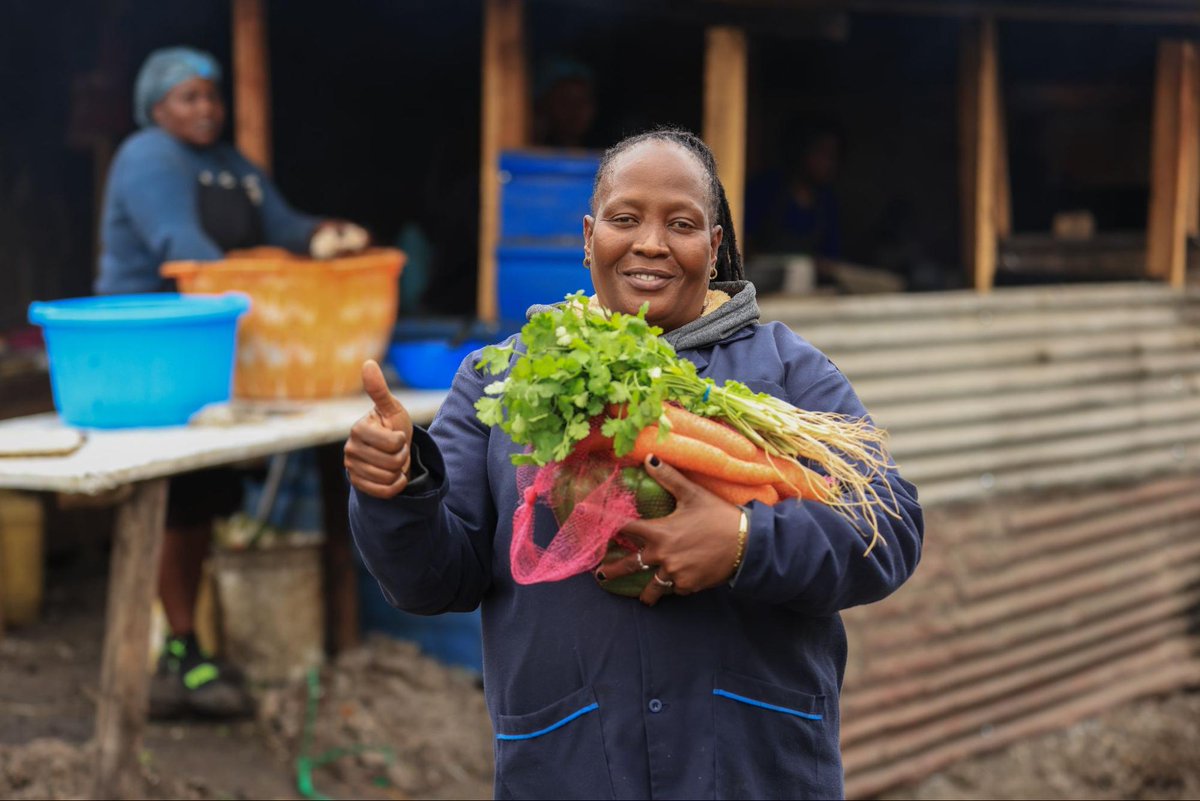 TechnoServe's tweet photo. Food loss isn’t just wasted produce, it’s lost opportunity. 🇰🇪
In Kenya, TechnoServe’s NutriSave program and the Baba Mboga app connect surplus produce to 200+ informal food vendors (70%+ women), turning imperfect crops into affordable meals.

Read more: https://t.co/w0sE2lHMyV https://t.co/i6817mHyjG
