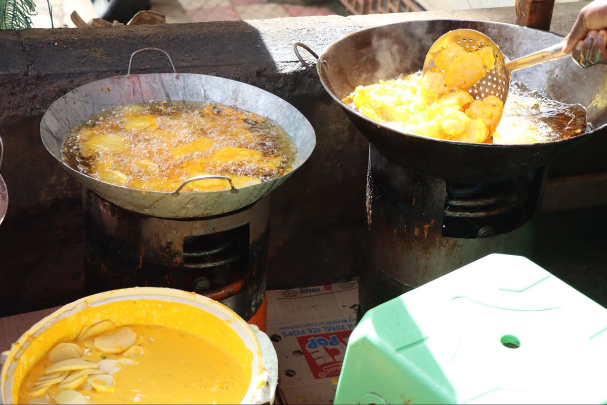 TechnoServe's tweet photo. Food loss isn’t just wasted produce, it’s lost opportunity. 🇰🇪
In Kenya, TechnoServe’s NutriSave program and the Baba Mboga app connect surplus produce to 200+ informal food vendors (70%+ women), turning imperfect crops into affordable meals.

Read more: https://t.co/w0sE2lHMyV https://t.co/i6817mHyjG