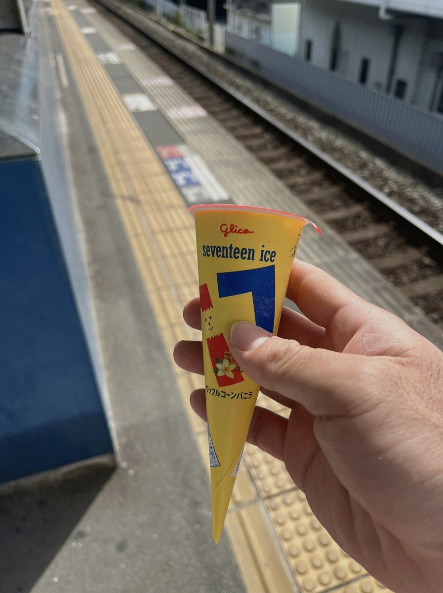 EstepLobo's tweet photo. 子役の珠ちゃんがしっかりしすぎ＆健気すぎて、雨の中裸足で走る姿にうるっとしちゃった。私もお母大好きやで。ちゅらさんの時から好きやで。この朝ドラが終わる頃には桜が咲く季節になるね、素敵なオープニングだ。半年お世話になります。 https://t.co/f5w7ezJC2v