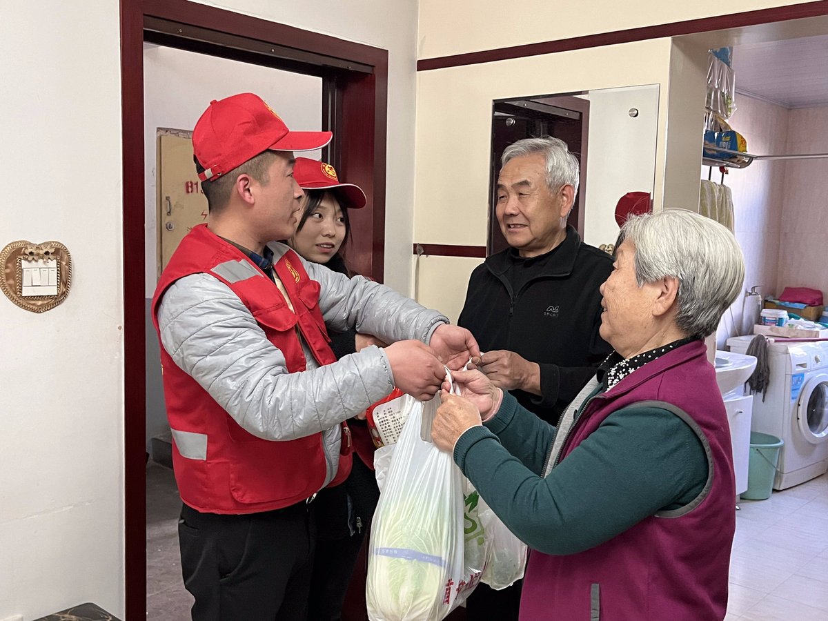 TanjaHxa's tweet photo. [Ayudé en el banco de alimentos local esta semana, entregué 200 kits de alimentos a familias necesitadas. Cada pequeo gesto hace una gran diferencia! #Voluntariado #AcciónSolidaria]， https://t.co/ArPFLXKzZm