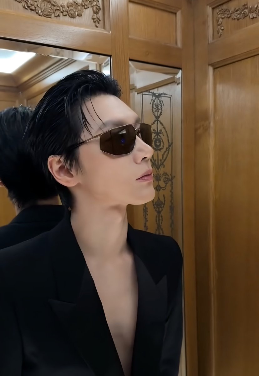 TEN_TH's tweet photo. ขออนุญาตมาดเด้อ 🫡

TEN AT SAINT LAURENT SUMMER27 
#TENforYSLPFW27
#SaintLaurentxTEN https://t.co/T5vcTzIEpx