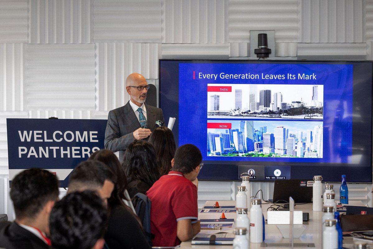 SuffolkBuilds's tweet photo. Our Semester Sprint Mentorship Program has landed in Miami! We’ve teamed up with the FIU ABC Student Chapter to give 25 students firsthand experience in construction, from project management and preconstruction to innovation and AI. Proud to support future builders! https://t.co/vPNJJaJQct